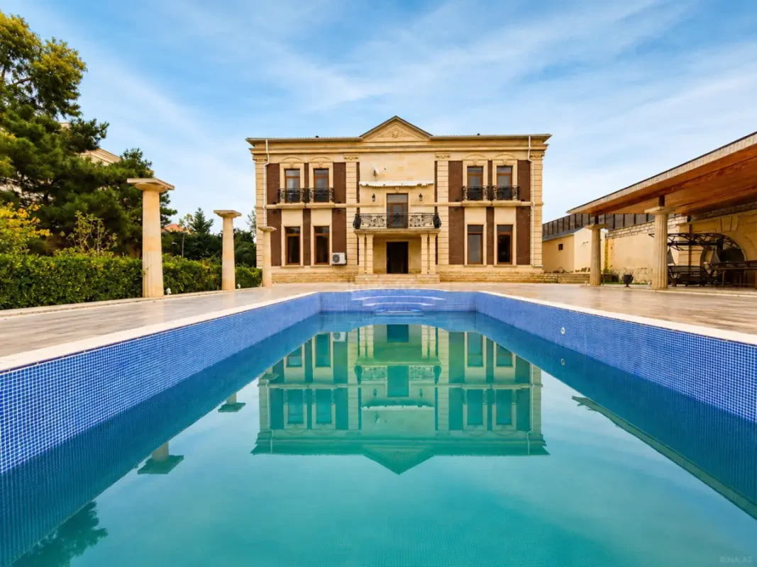 Satılır 9 otaqlı həyət evi 700 m²