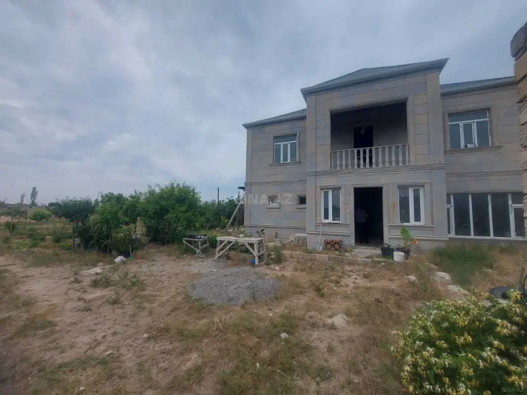 Satılır 5 otaqlı həyət evi 200 m²