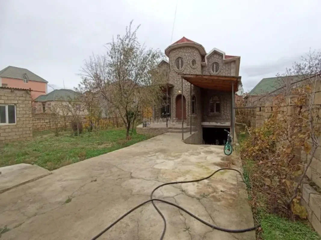 Satılır 5 otaqlı həyət evi 200 m²
