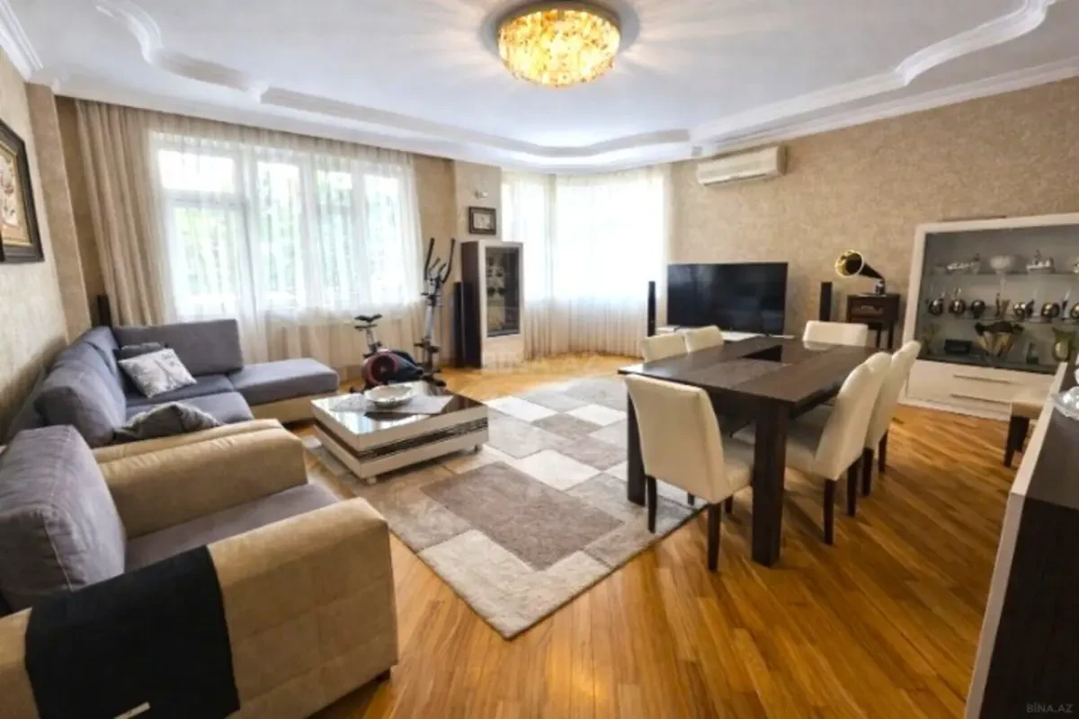 Satılır 4 otaqlı mənzil 210 m²
