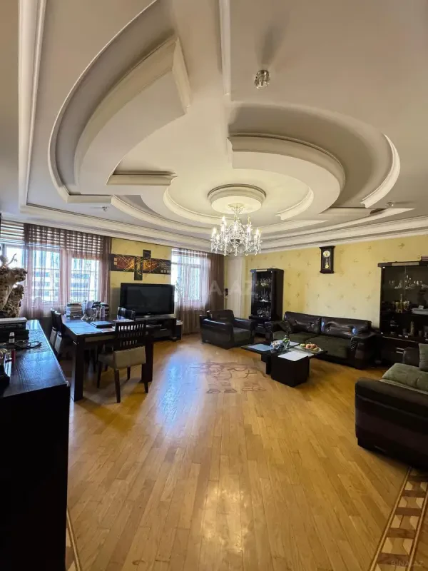 Satılır 3 otaqlı mənzil 140 m²