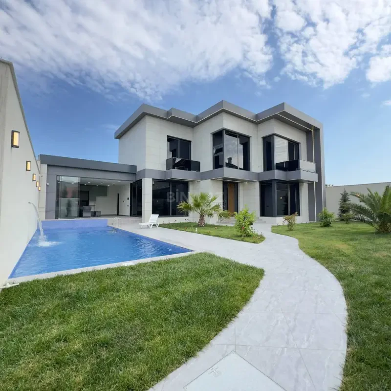 Satılır 5 otaqlı həyət evi 300 m²