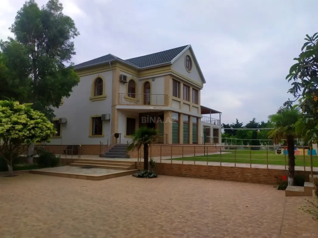 Kirayə verilir 8 otaqlı həyət evi 1000 m²