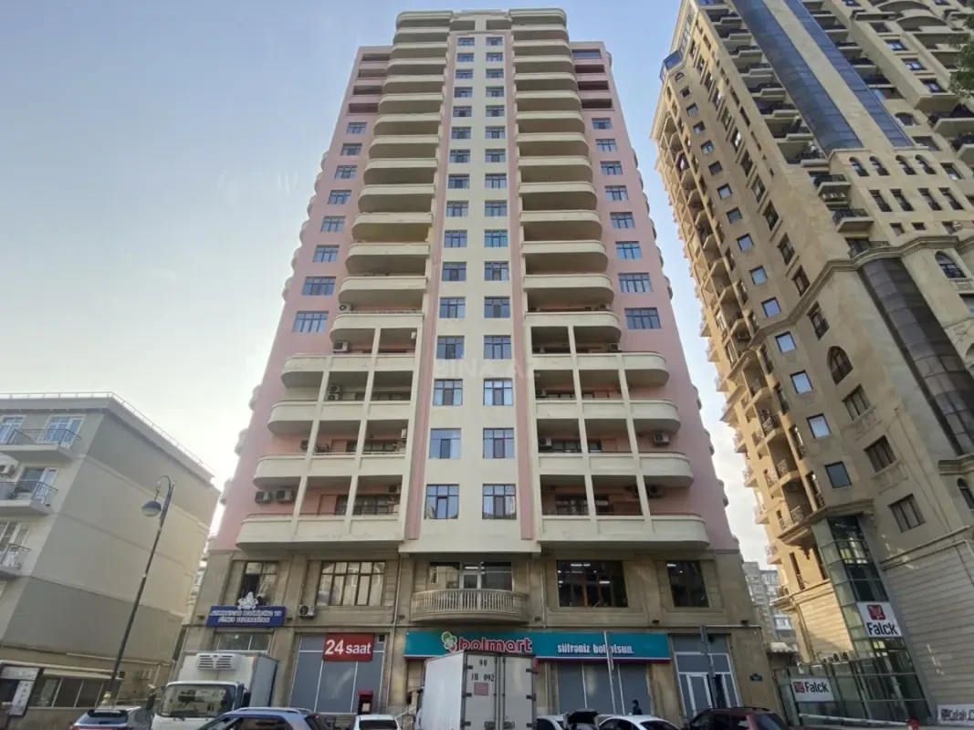 Satılır 4 otaqlı mənzil 180 m²
