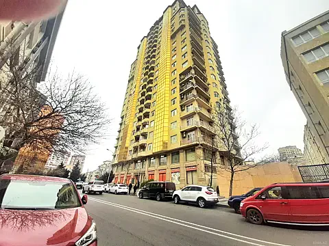 Kirayə verilir 4 otaqlı mənzil 220 m² — Bakı 4 otaq 220.00 m²