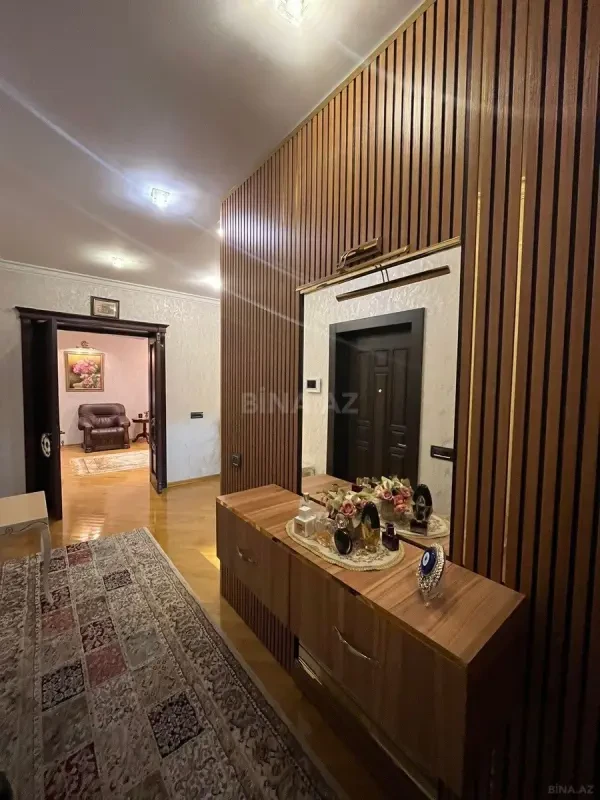 Satılır 4 otaqlı mənzil 215 m²