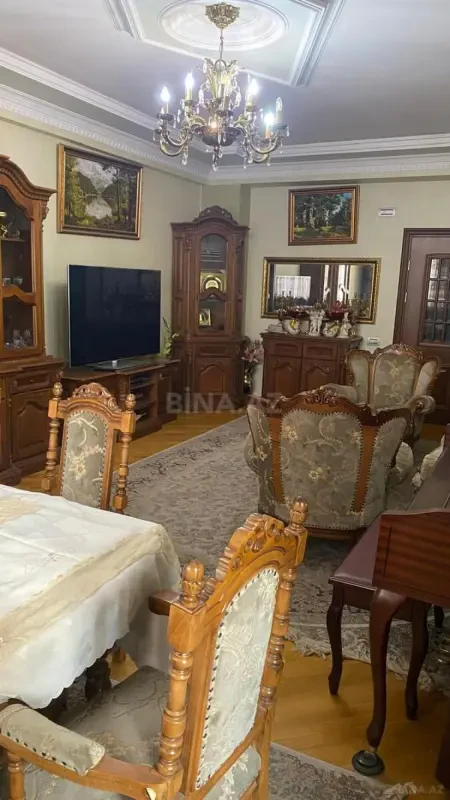 Satılır 4 otaqlı mənzil 205 m²