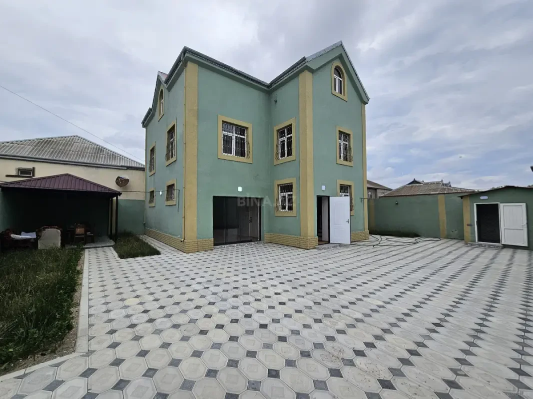 Satılır 8 otaqlı həyət evi 300 m²