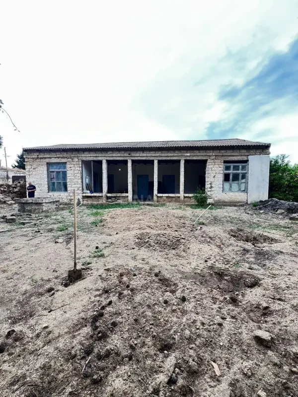 Satılır 4 otaqlı həyət evi 930 m²