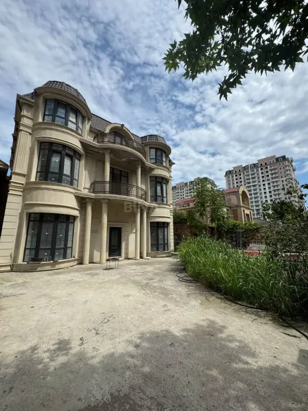 Satılır 5 otaqlı həyət evi 600 m²