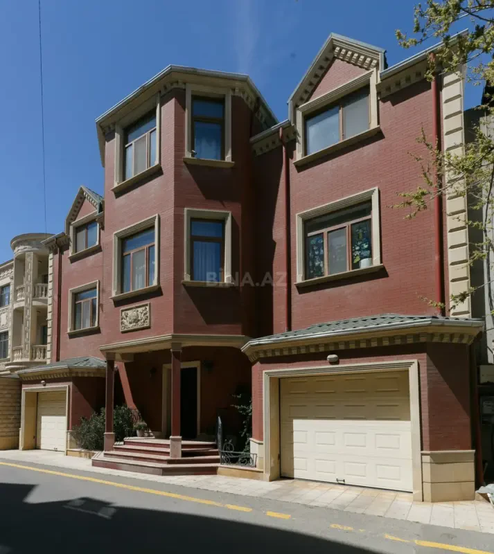 Satılır 8 otaqlı həyət evi 630 m²