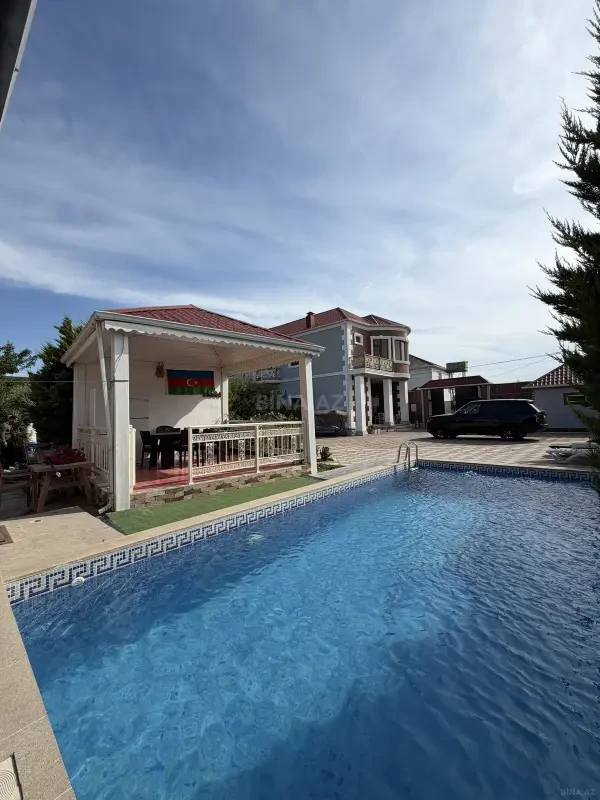 Satılır 8 otaqlı həyət evi 320 m²
