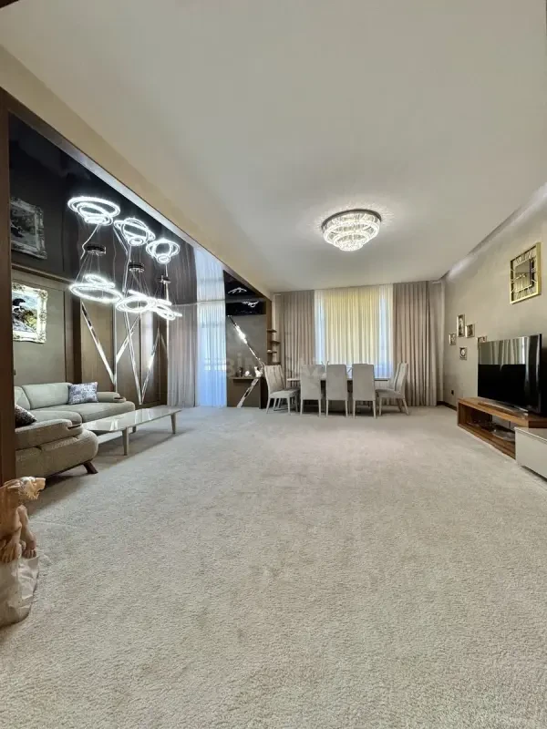 Satılır 4 otaqlı mənzil 210 m²