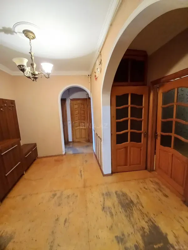 Satılır 4 otaqlı mənzil 110 m²