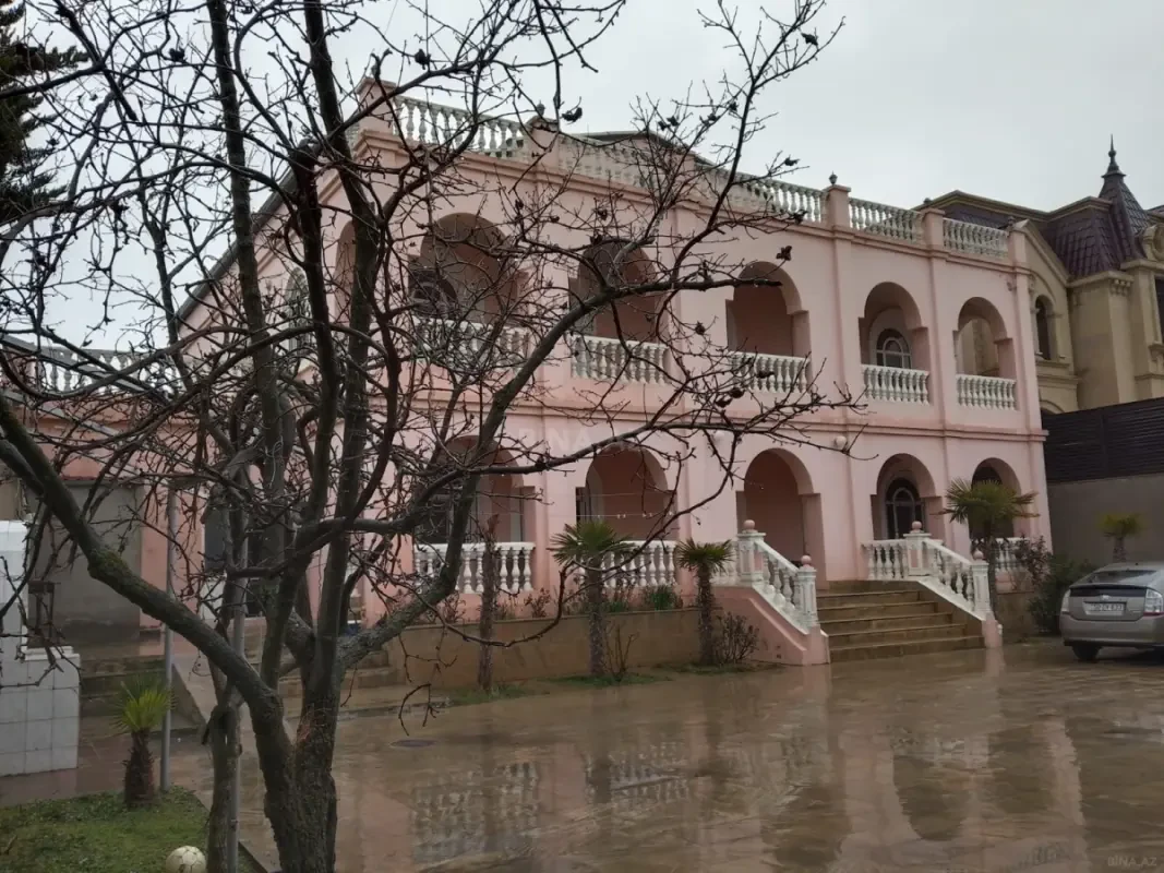 Satılır 8 otaqlı həyət evi 750 m²