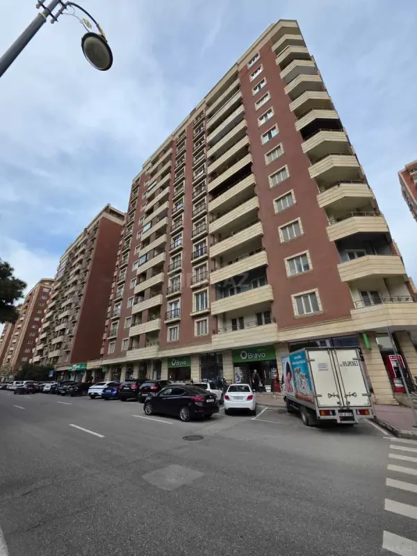 Satılır 4 otaqlı mənzil 212 m²