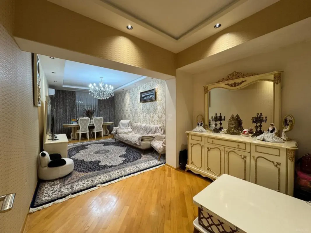 Satılır 3 otaqlı mənzil 130 m²