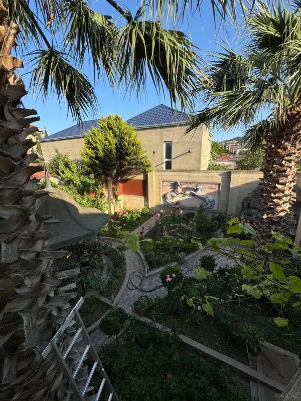 Satılır 7 otaqlı həyət evi 520 m²