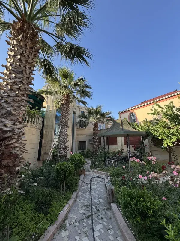 Satılır 7 otaqlı həyət evi 525 m²