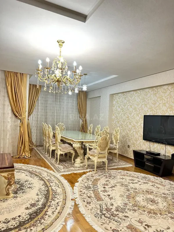 Satılır 6 otaqlı mənzil 245 m²