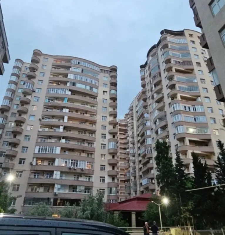 Satılır 4 otaqlı mənzil 183 m²