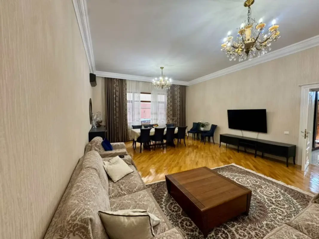 Satılır 7 otaqlı həyət evi 392 m²