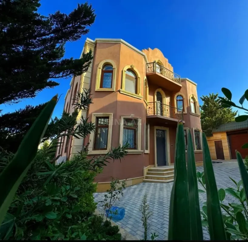 Satılır 8 otaqlı həyət evi 375 m²
