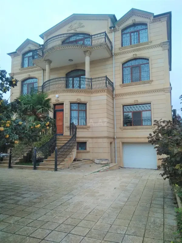 Satılır 12 otaqlı həyət evi 800 m²