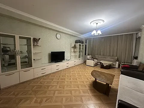 Kirayə verilir 3 otaqlı mənzil 140 m² — Bakı 3 otaq 140.00 m²