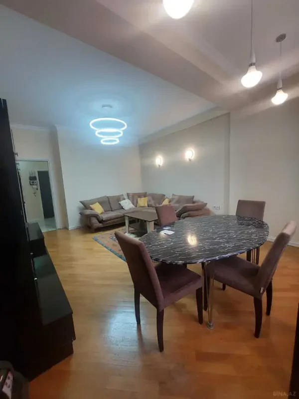 Kirayə verilir 2 otaqlı mənzil 70 m²