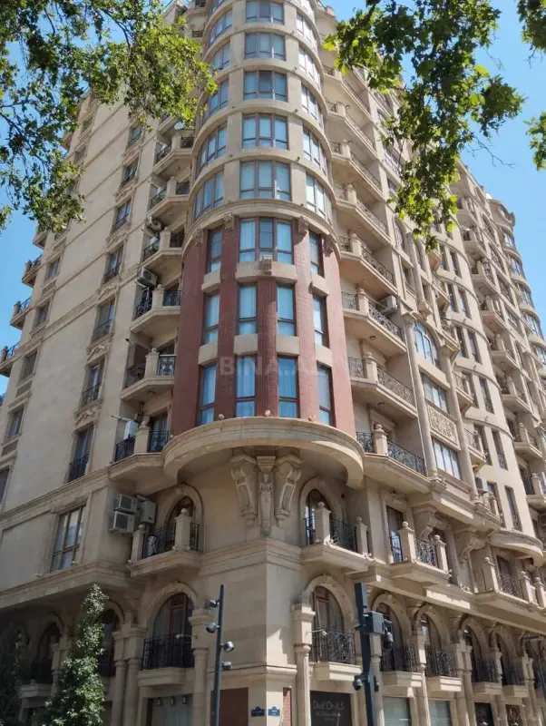 Kirayə verilir 4 otaqlı mənzil 200 m²