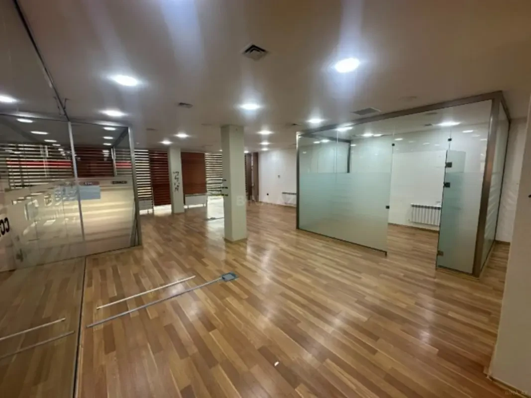 Kirayə verilir 8 otaqlı ofis 400 m²