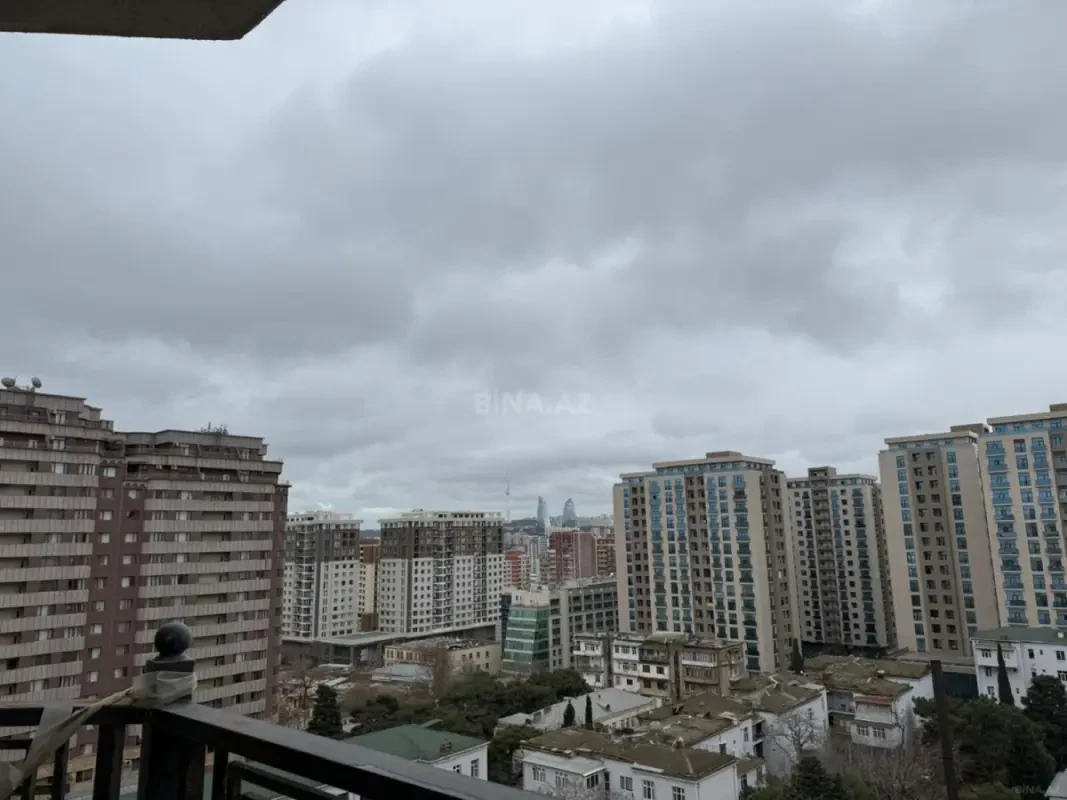 Satılır 3 otaqlı mənzil 168 m²