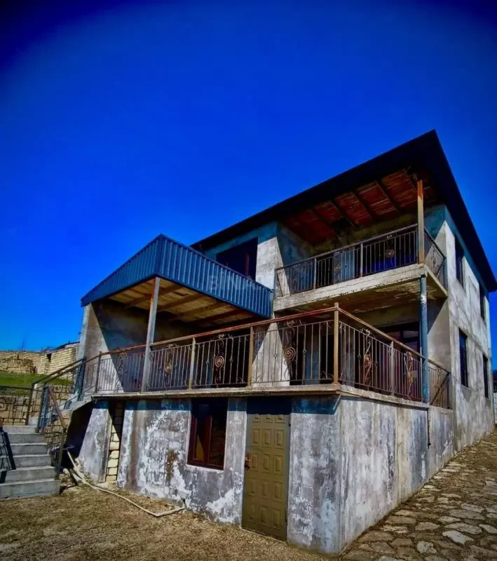 Satılır 5 otaqlı həyət evi 240 m²