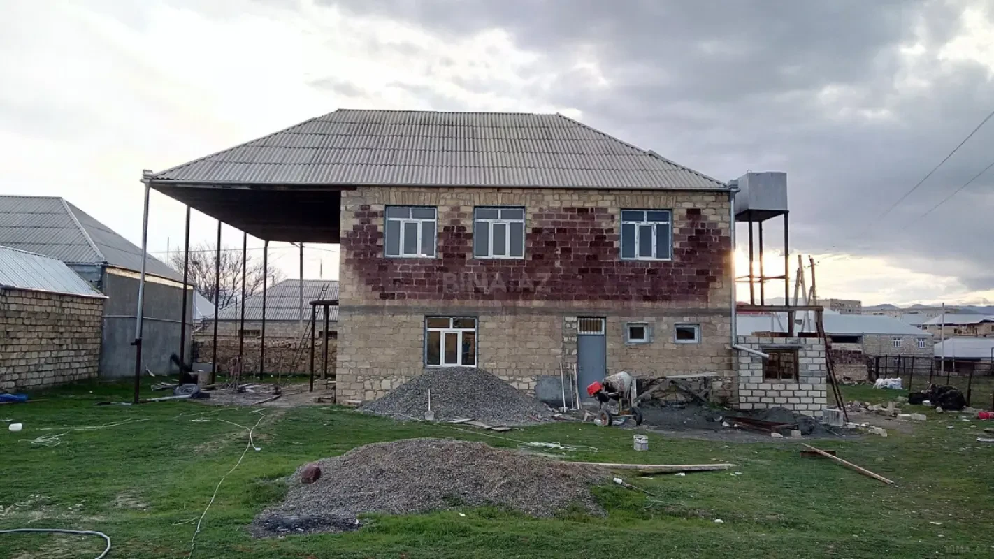 Satılır 6 otaqlı həyət evi 300 m²