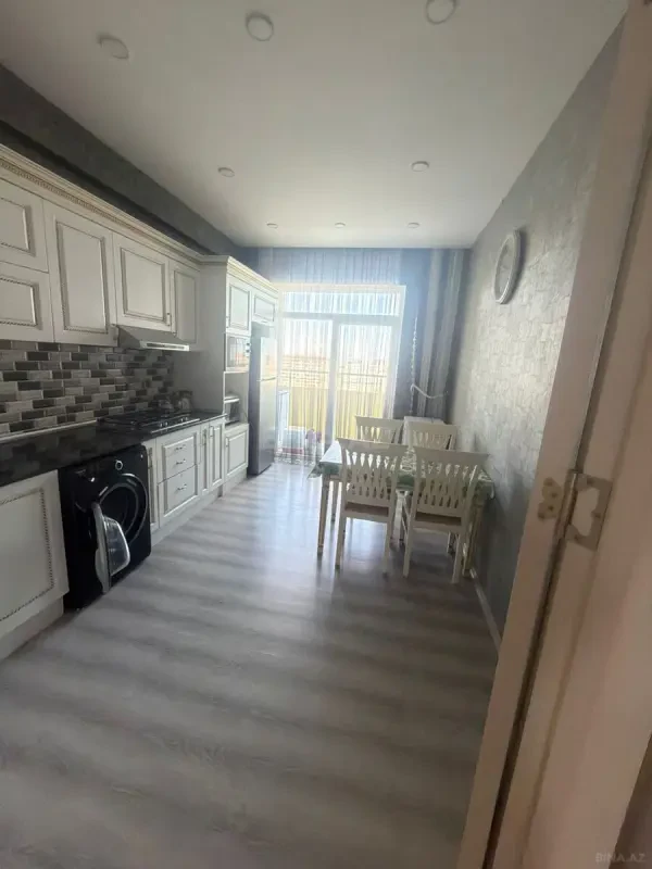 Kirayə verilir 4 otaqlı mənzil 140 m²