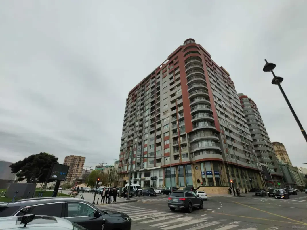 Satılır 3 otaqlı mənzil 135 m²