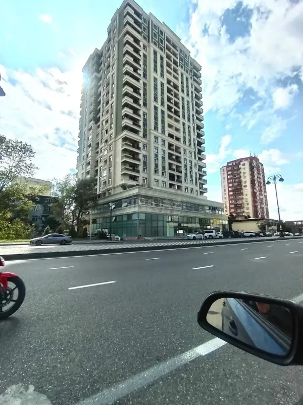 Satılır 5 otaqlı mənzil 235 m²