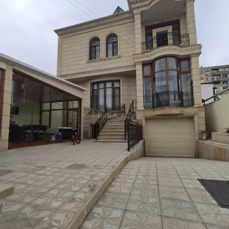 Satılır 5 otaqlı həyət evi 300 m²