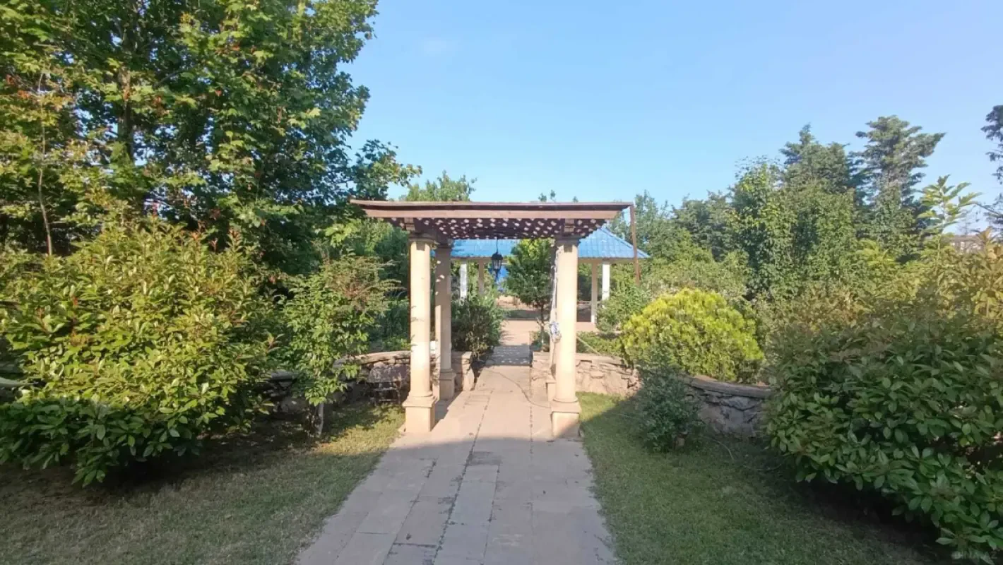 Satılır 8 otaqlı həyət evi 300 m²
