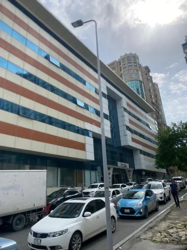 Satılır 4 otaqlı mənzil 300 m²