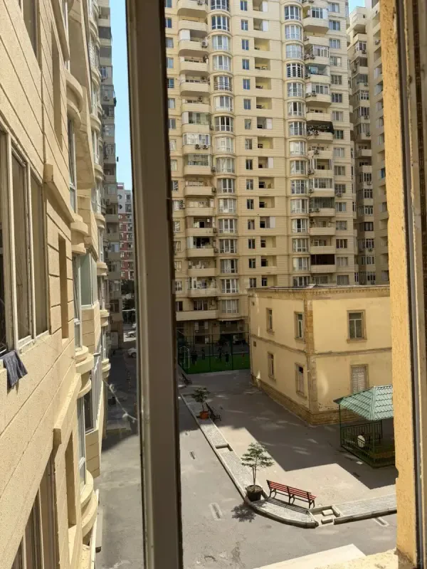 Satılır 2 otaqlı mənzil 101 m²
