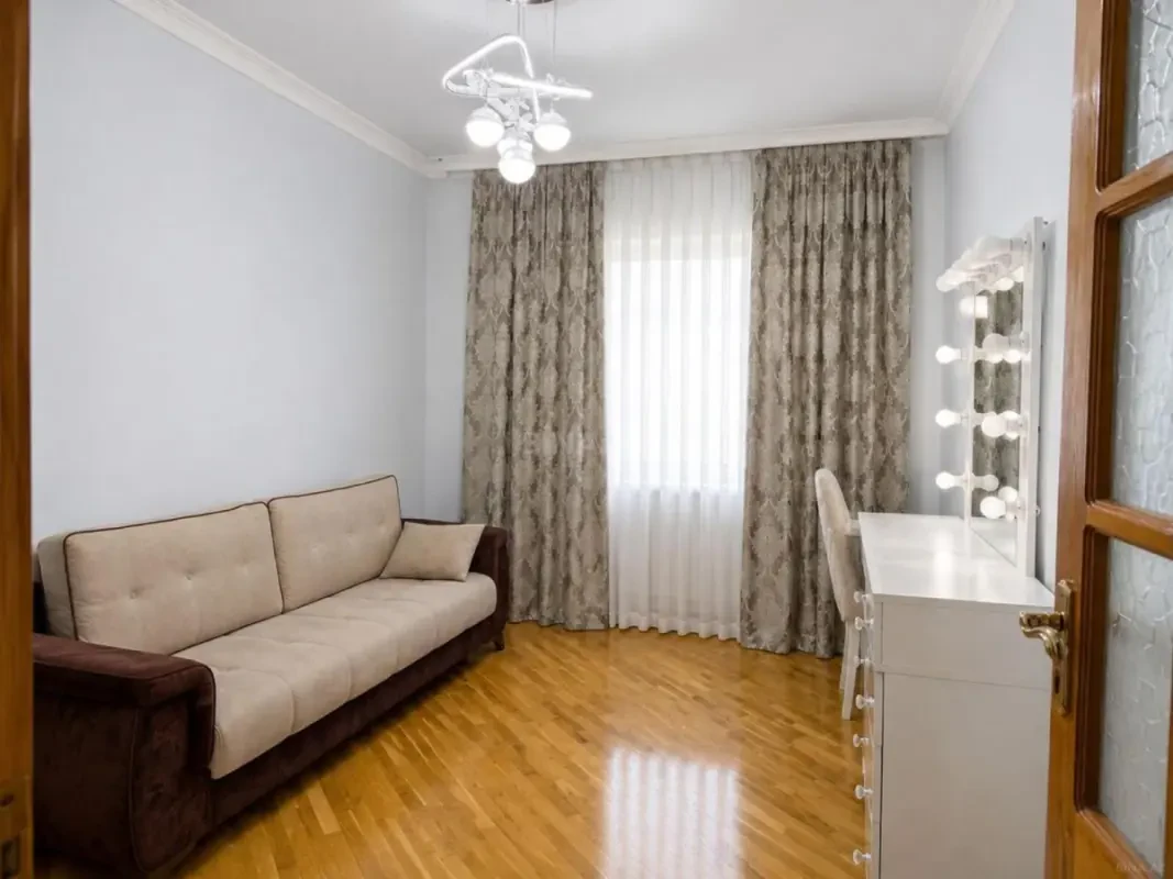 Satılır 5 otaqlı mənzil 120 m²