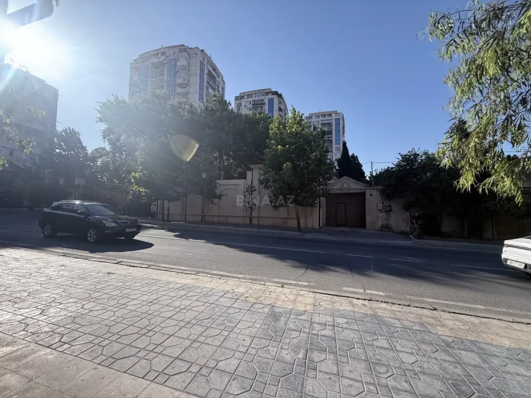 Satılır 11 otaqlı həyət evi 800 m²