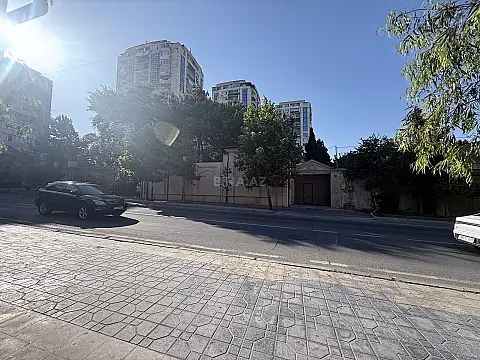 Satılır 11 otaqlı həyət evi 800 m² — Bakı, 8-ci mikrorayon 11 otaq 800.00 m²