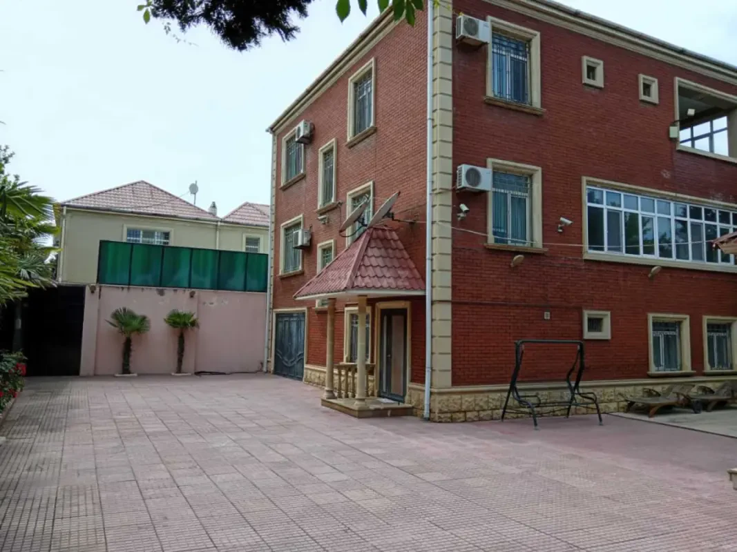 Satılır 6 otaqlı həyət evi 300 m²