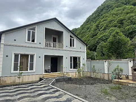 Kirayə verilir 5 otaqlı həyət evi 140 m² — Qax 5 otaq 140.00 m²
