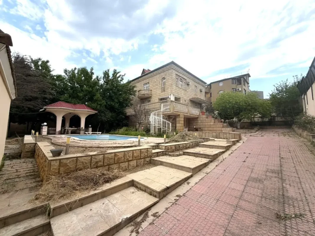Satılır 8 otaqlı həyət evi 800 m²