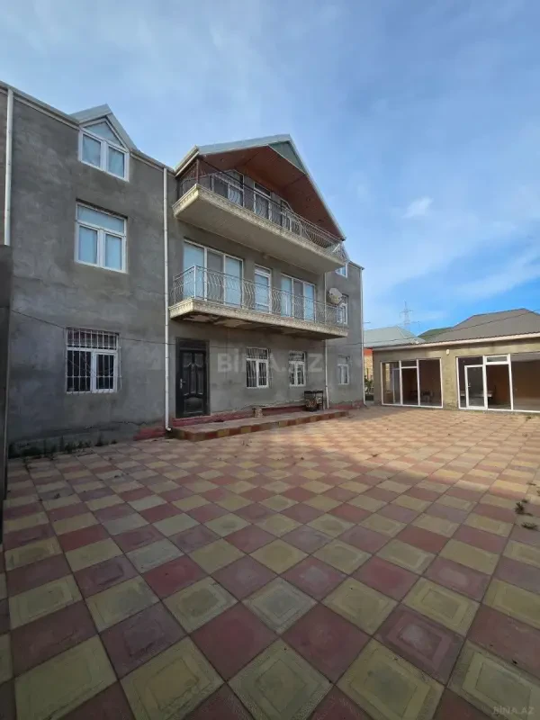 Satılır 9 otaqlı həyət evi 540 m²