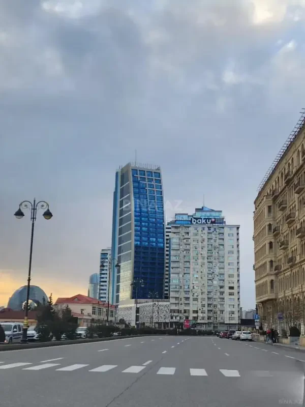 Satılır 4 otaqlı mənzil 140 m²